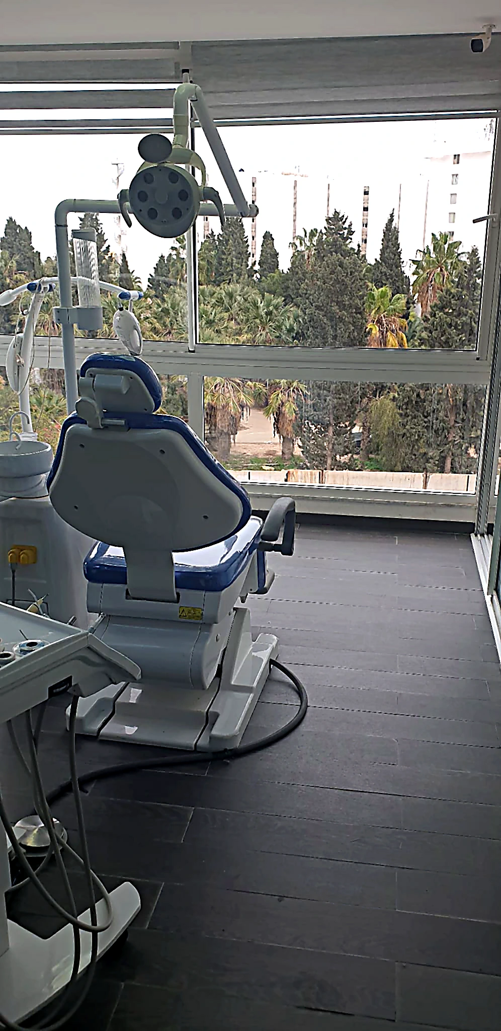 Cabinet avec fauteuil de soins et vue sur le parc